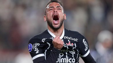 Corinthians controla tens&atilde;o e elimina Universitario em jogo com viol&ecirc;ncia