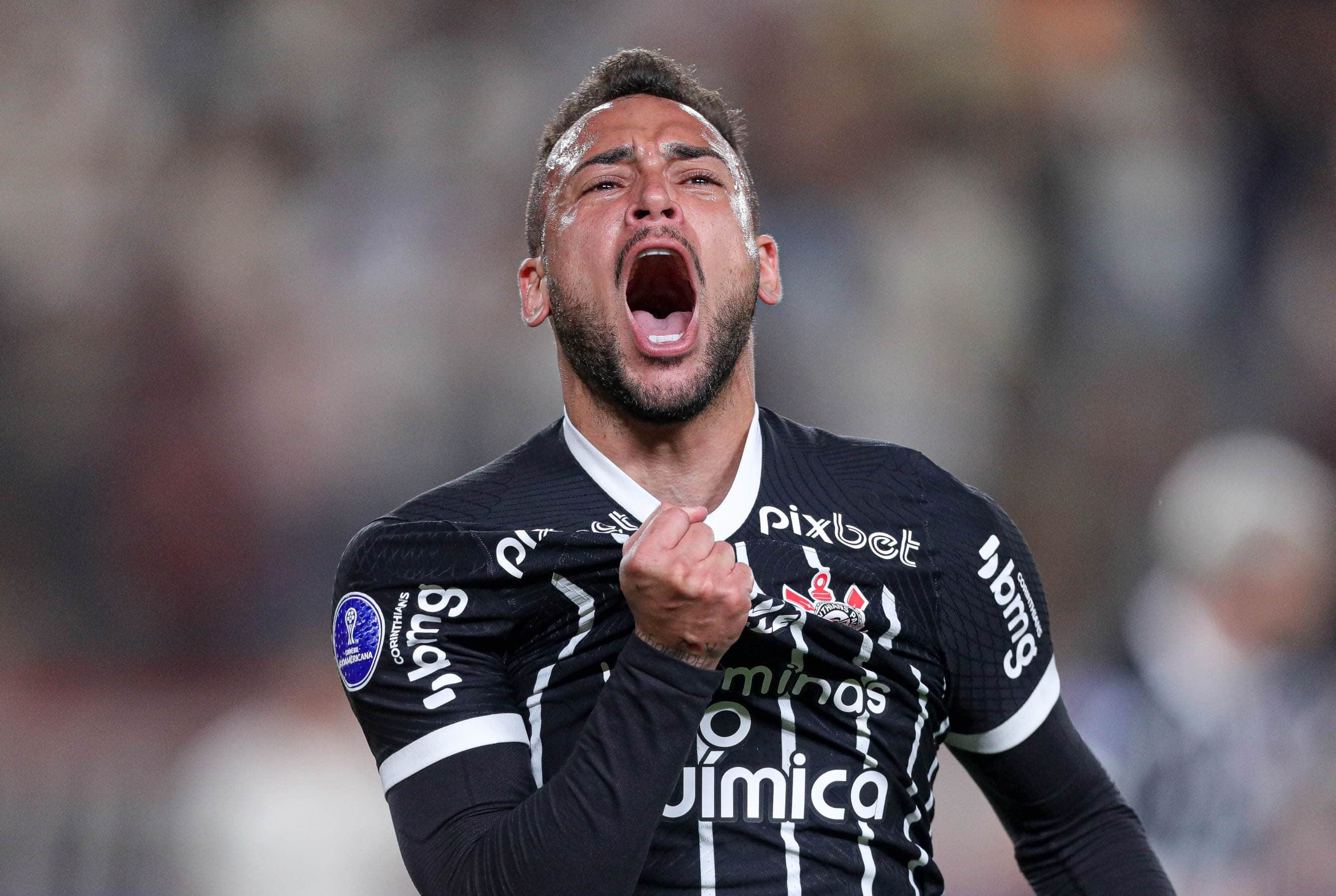 Corinthians controla tens&atilde;o e elimina Universitario em jogo com viol&ecirc;ncia