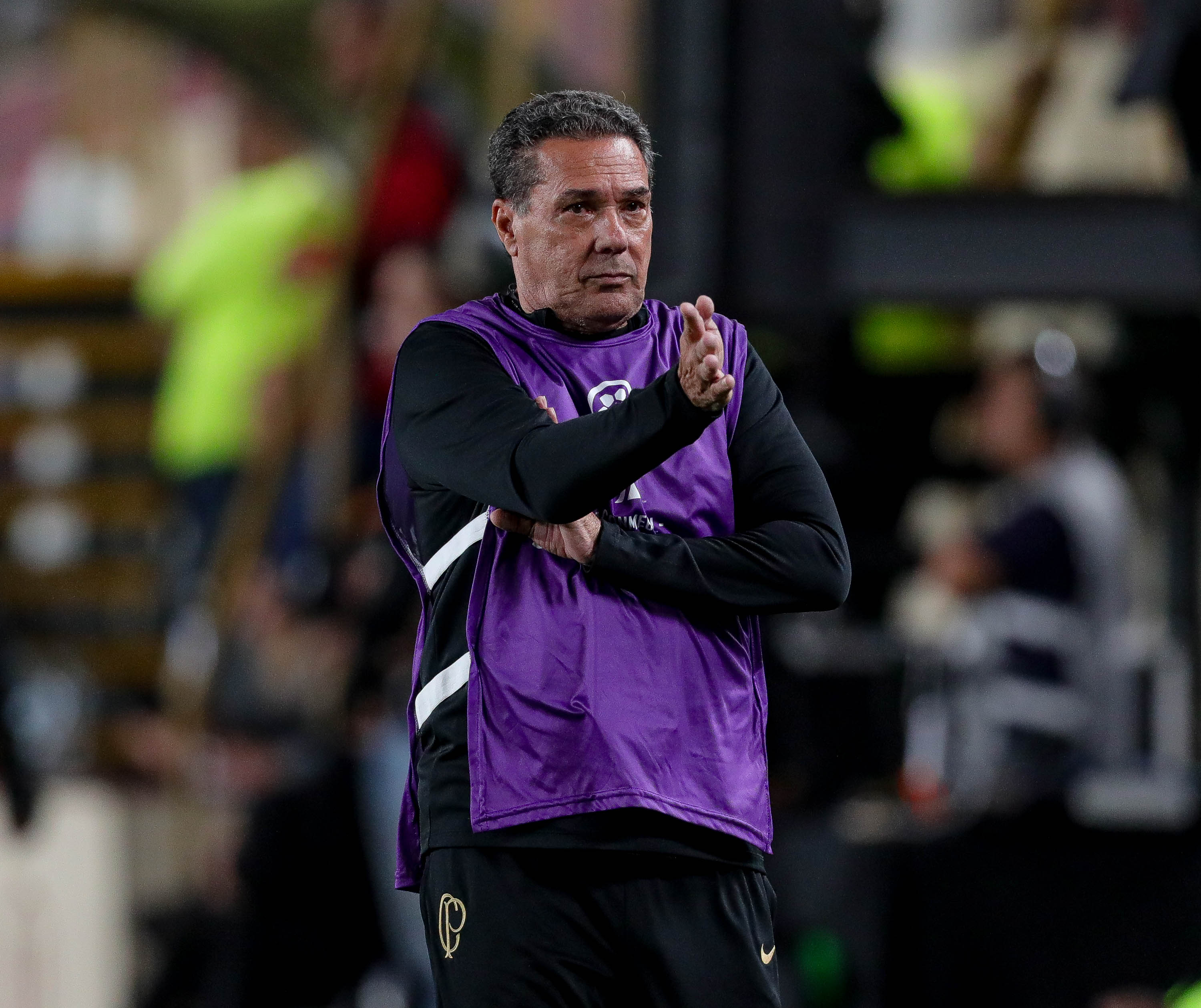 Corinthians: Luxa gasta o espanhol, peita peruanos e d&aacute; pux&atilde;o de orelha