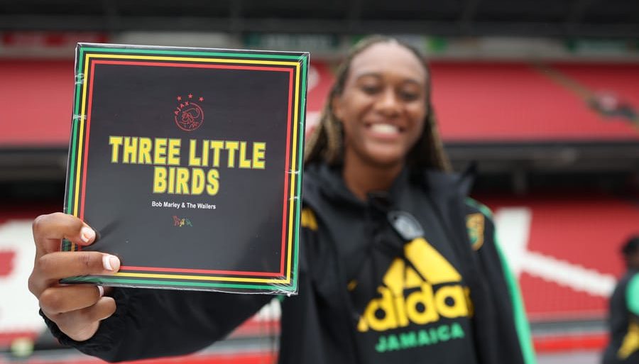 O Ajax lan&ccedil;ou um disco de vinil com Three Little Birds, hino de sua torcida