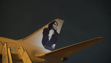 Sele&ccedil;&atilde;o feminina chegou &agrave; Austr&aacute;lia num avi&atilde;o que exaltava a luta de Mahsa Amini e das mulheres no Ir&atilde;