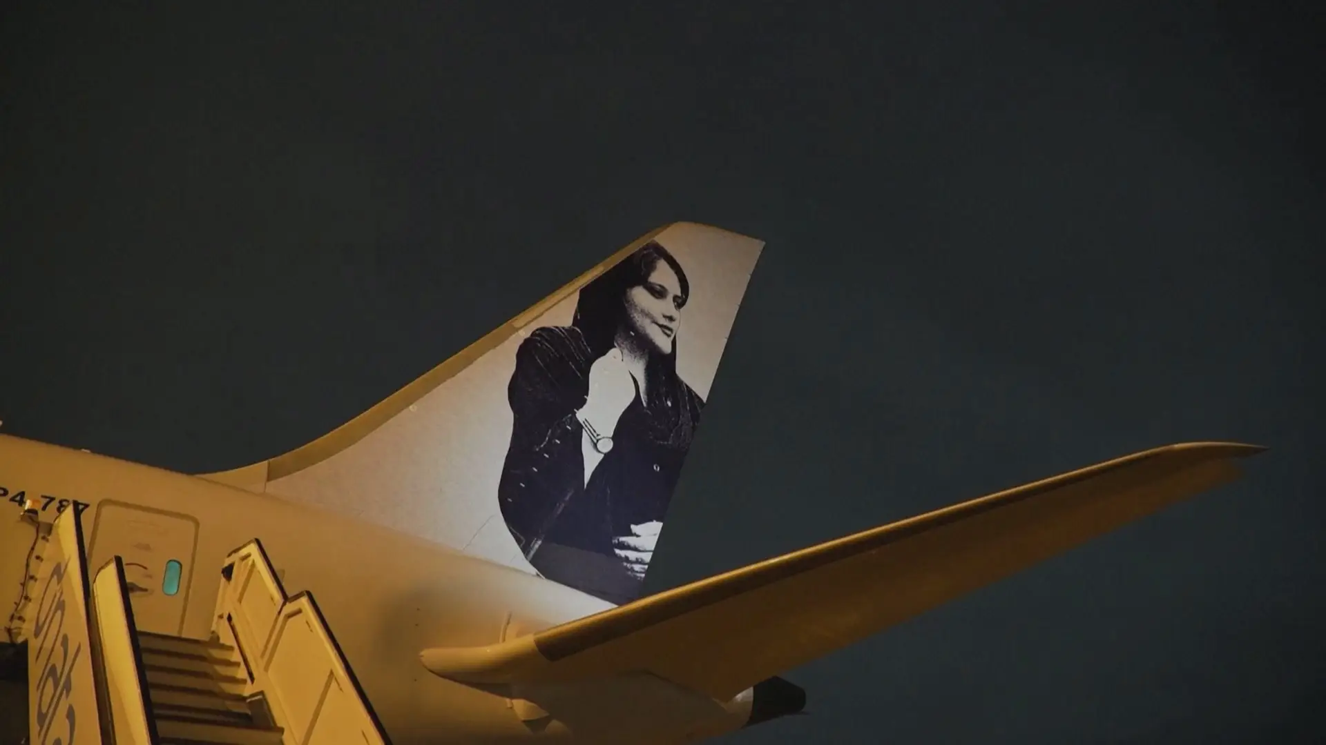 Sele&ccedil;&atilde;o feminina chegou &agrave; Austr&aacute;lia num avi&atilde;o que exaltava a luta de Mahsa Amini e das mulheres no Ir&atilde;