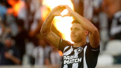 O Botafogo finca o p&eacute; na lideran&ccedil;a com mais um cl&aacute;ssico vencido e a vantagem preservada