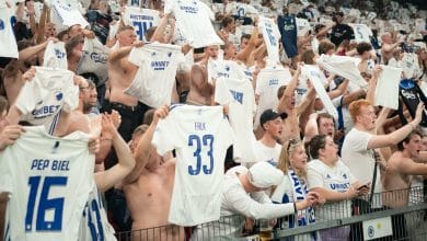 Copenhague pro&iacute;be torcedores de levarem cartazes pedindo camisa dos jogadores