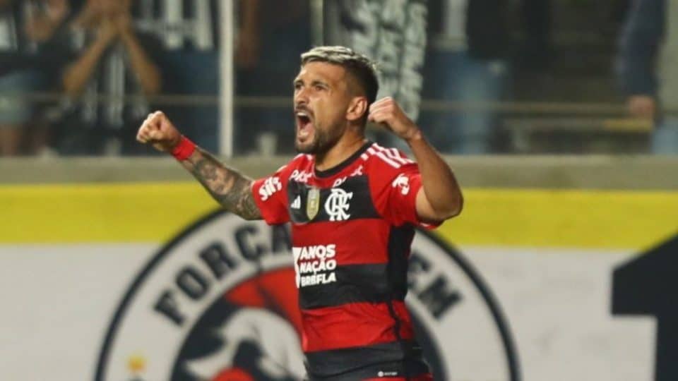 Erro de arbitragem e jogo ruim não param o Flamengo, de Arrascatea, contra o Atlético