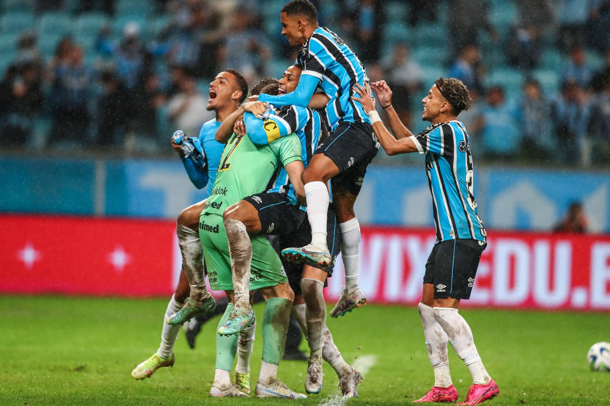 Gr&ecirc;mio classifica na Copa do Brasil com goleiro Gabriel Grando sendo her&oacute;i