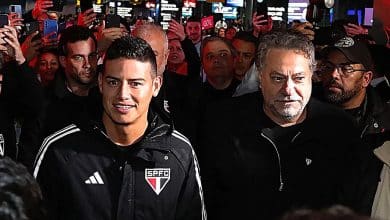 James chega ao S&atilde;o Paulo nos bra&ccedil;os do povo e ganha m&uacute;sica zoando o Corinthians