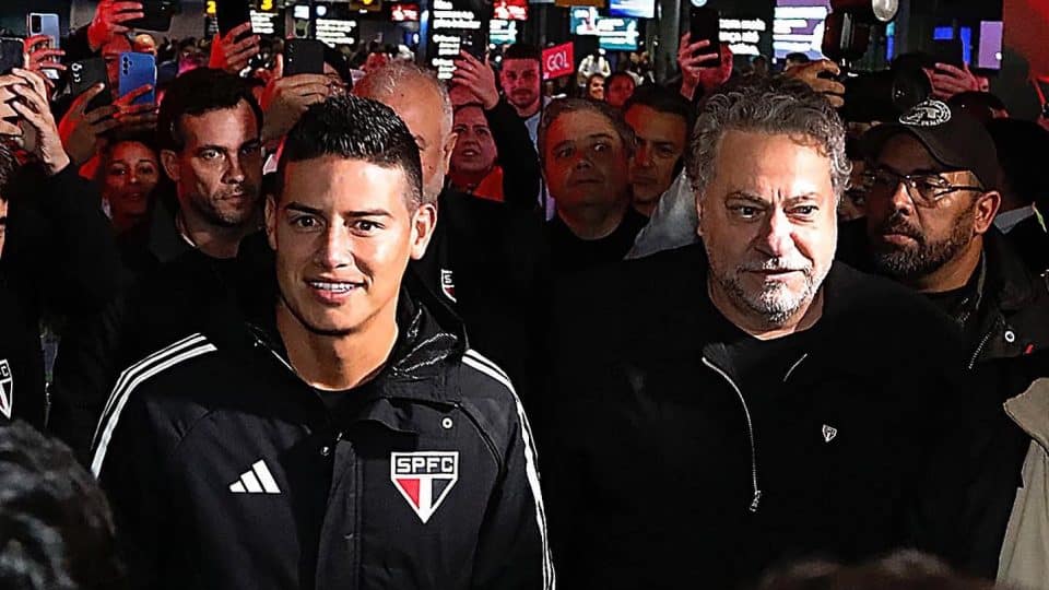 James chega ao São Paulo nos braços do povo e ganha música zoando o Corinthians