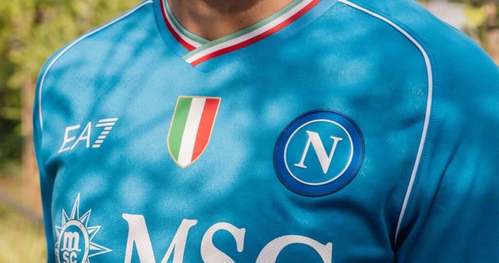 O Napoli celebra o Scudetto com as cores da Itália nos detalhes de sua nova camisa