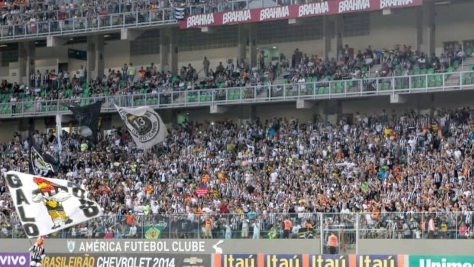 Atlético-MG pode sofrer sanções por cantos homofóbicos em jogo contra o Flamengo
