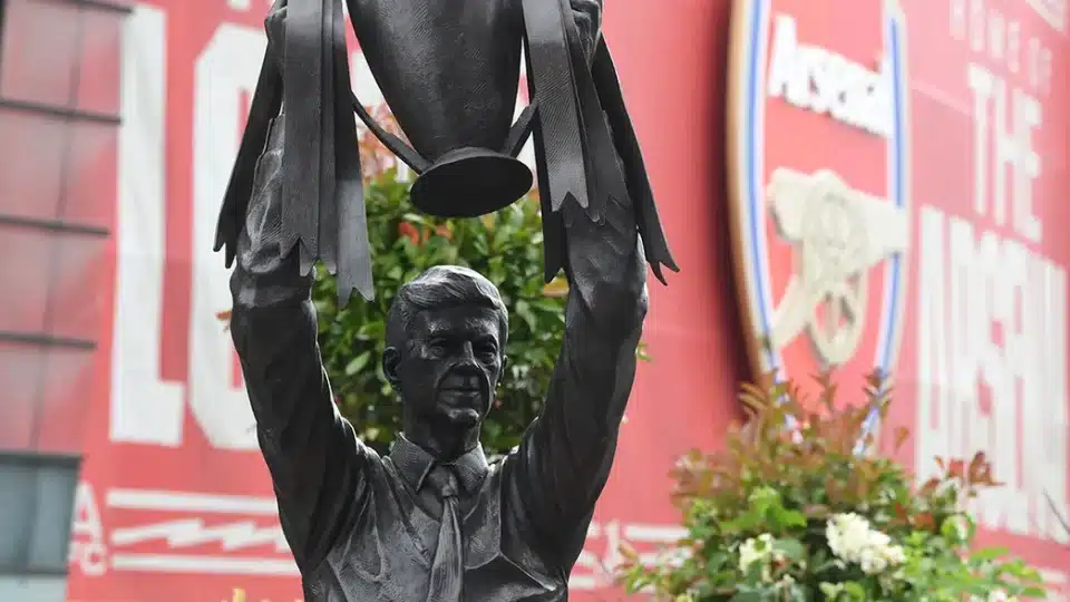 O Arsenal presta um tributo digníssimo com a nova estátua de Wenger no Emirates