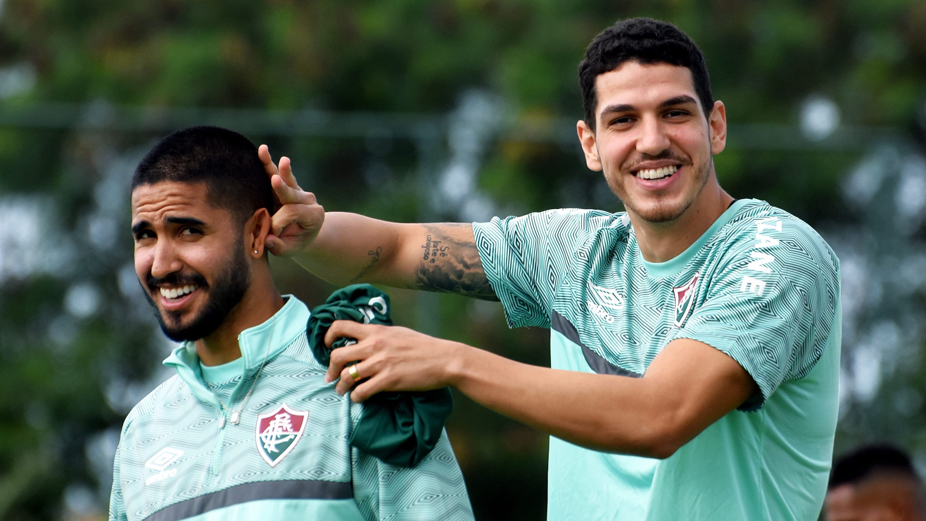 Nino e Igor Juli&atilde;o em treino no Fluminense, em 2021: evang&eacute;lico, zagueiro aprendeu muito com lateral ateu - Foto: Mailson Santana/Fluminense FC