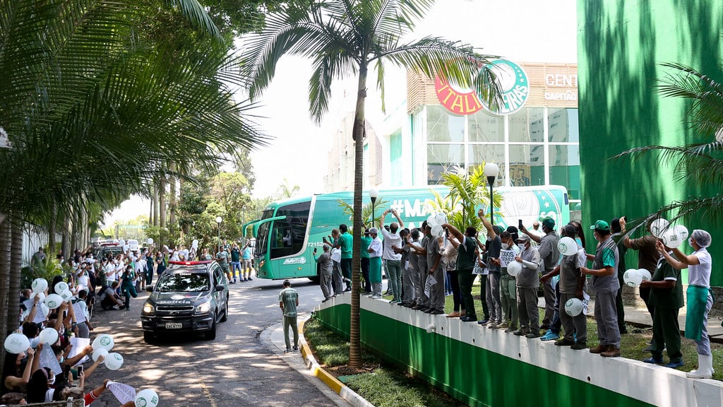 &Ocirc;nibus do Palmeiras saindo da academia