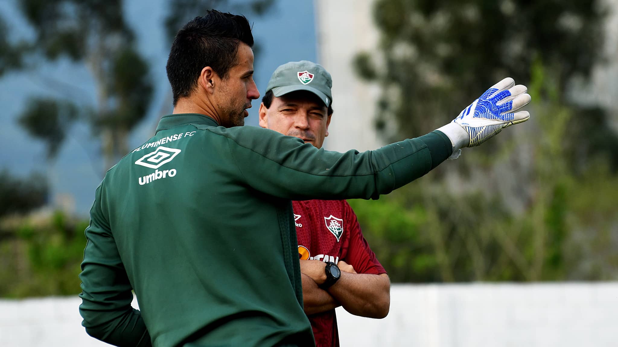 F&aacute;bio com Fernando Diniz, f&atilde; confesso do goleiro, em treinamento do Fluminense; t&eacute;cnico cobrou renova&ccedil;&atilde;o - MAILSON SANTANA/FLUMINENSE FC
