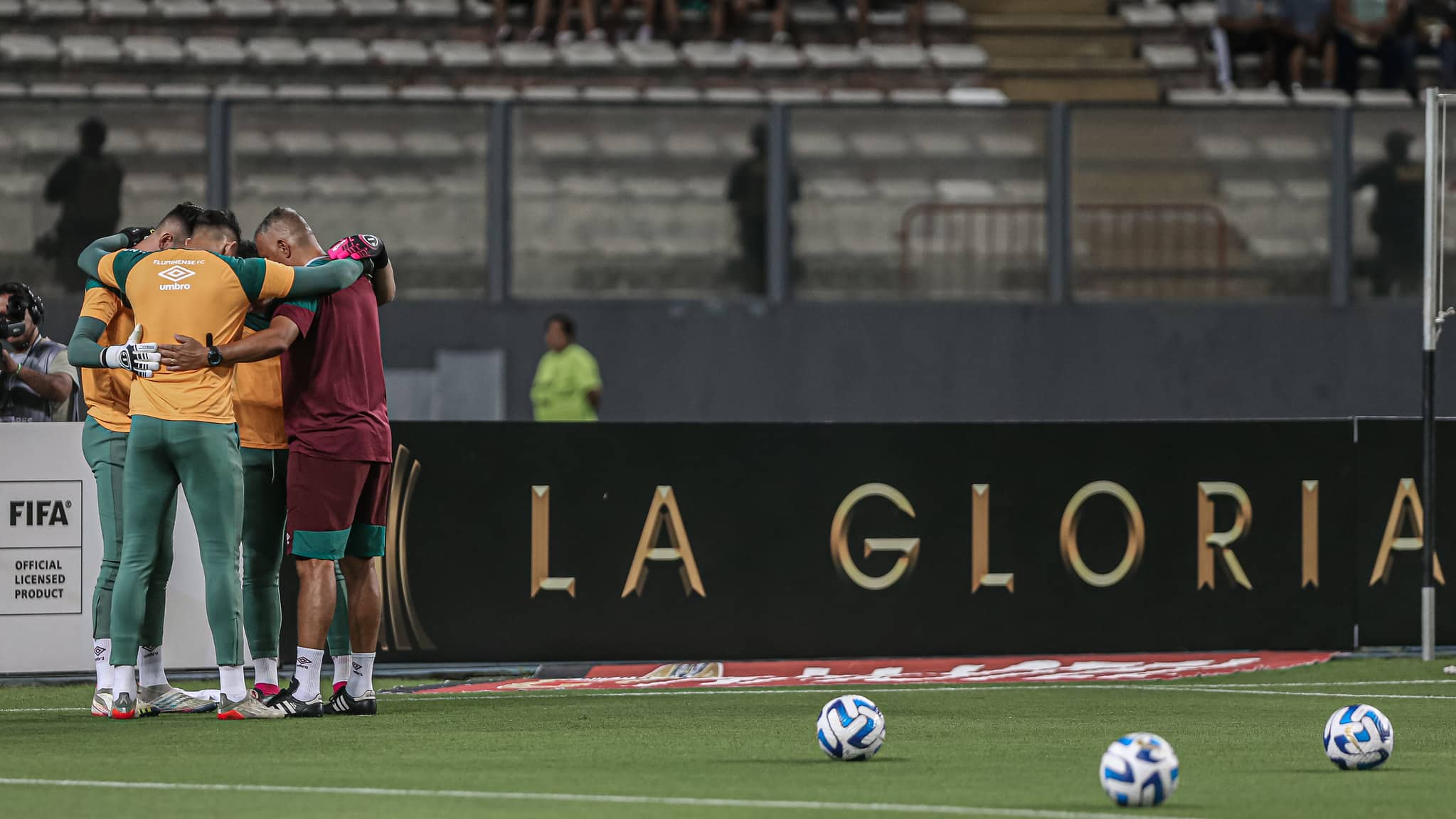 F&aacute;bio faz corrente de ora&ccedil;&atilde;o com os jovens Pedro Rangel e Vitor Eudes, al&eacute;m do preparador de goleiros Andr&eacute; Carvalho - Foto: Marcelo Gon&ccedil;alves/Fluminense FC