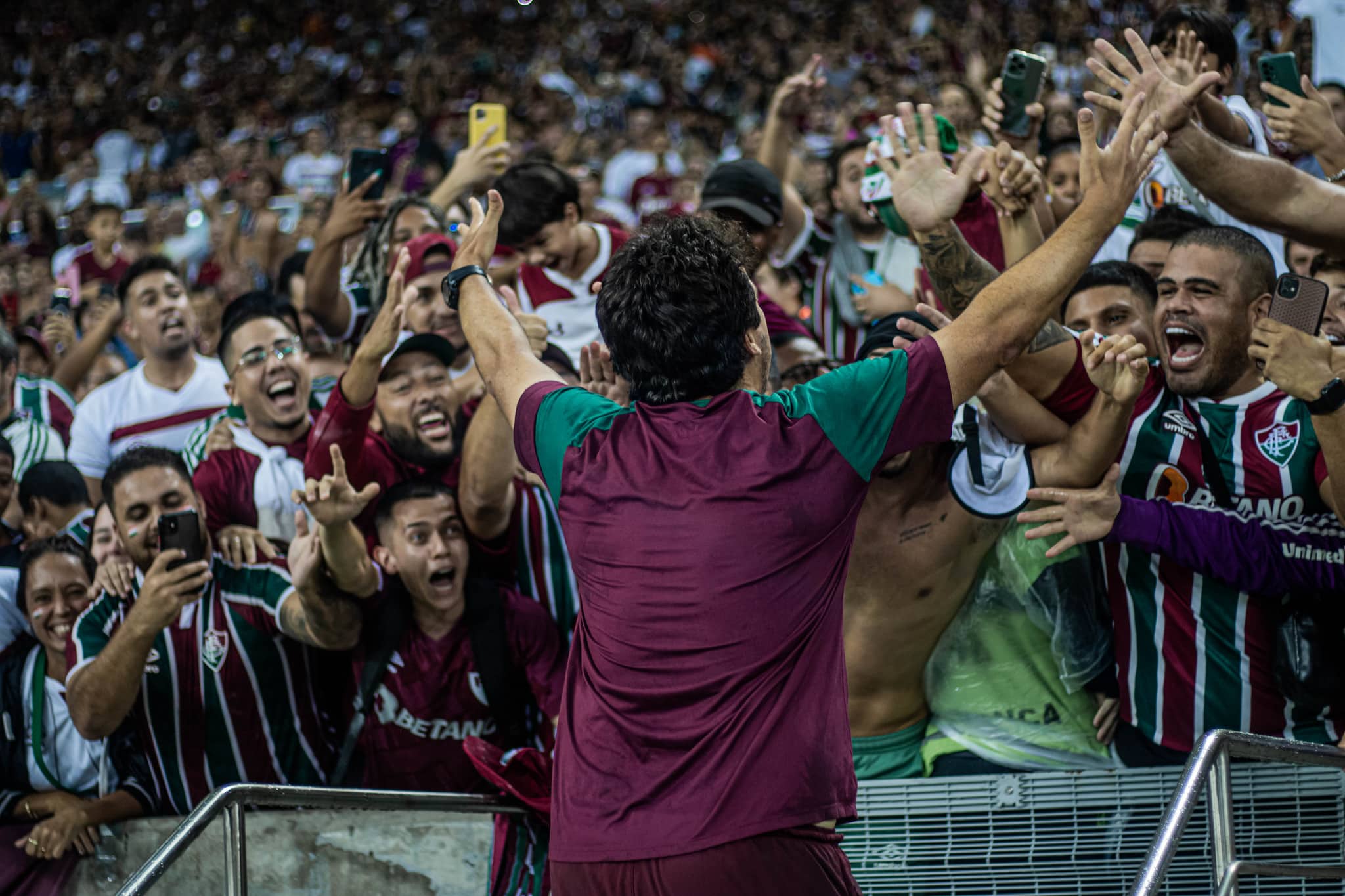 Fernando Diniz nos bra&ccedil;os da torcida do Fluminense. Desde 2022, uma cena normal - Foto: Marcelo Gon&ccedil;alves/Fluminense FC