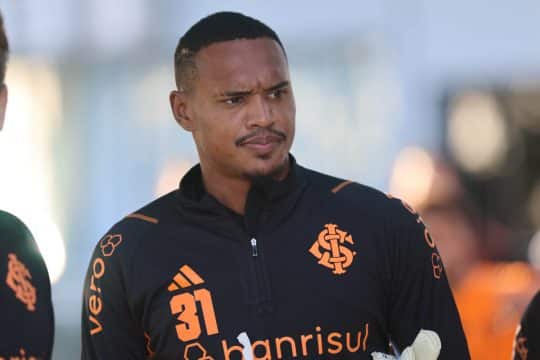 Inter fica perto de perder o goleiro John e volta a negociar com lateral