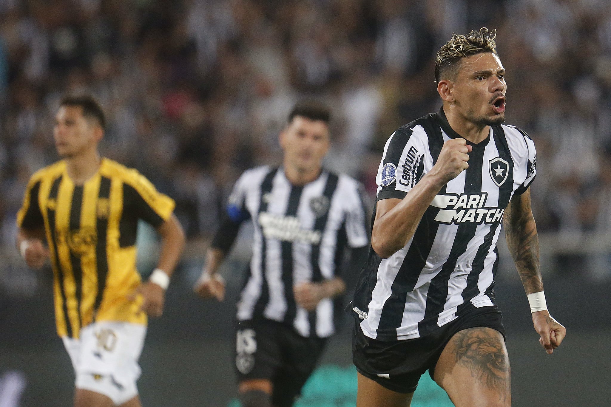 Botafogo vence defesa e cera do Guaran&iacute;, e sai em vantagem na Sul-Americana