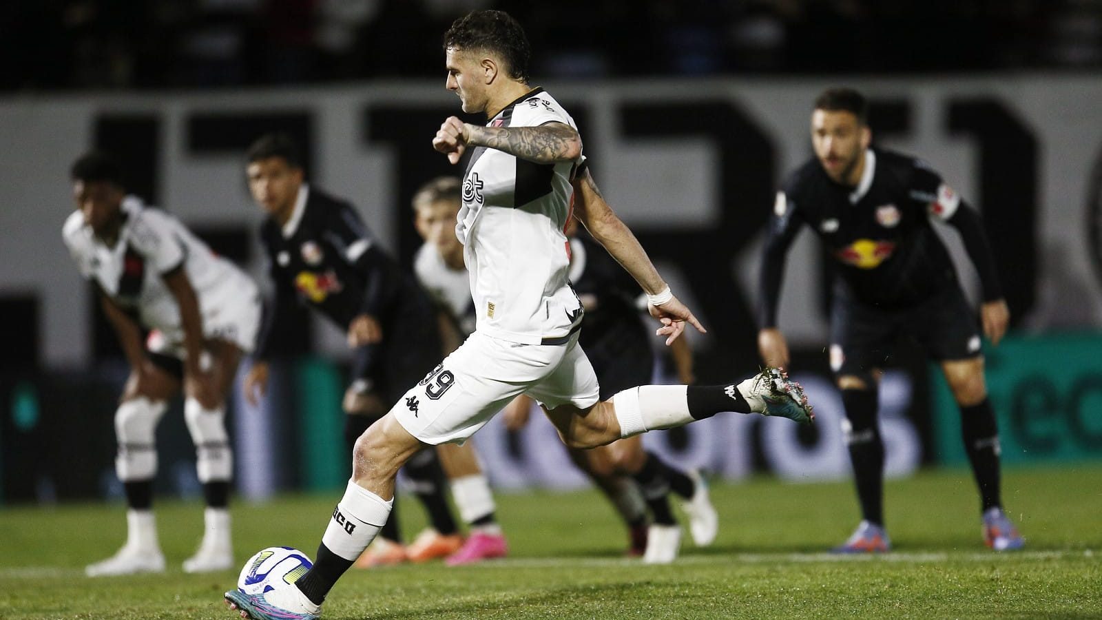 Vegetti marca de novo e Vasco pode comemorar empate com o Bragantino