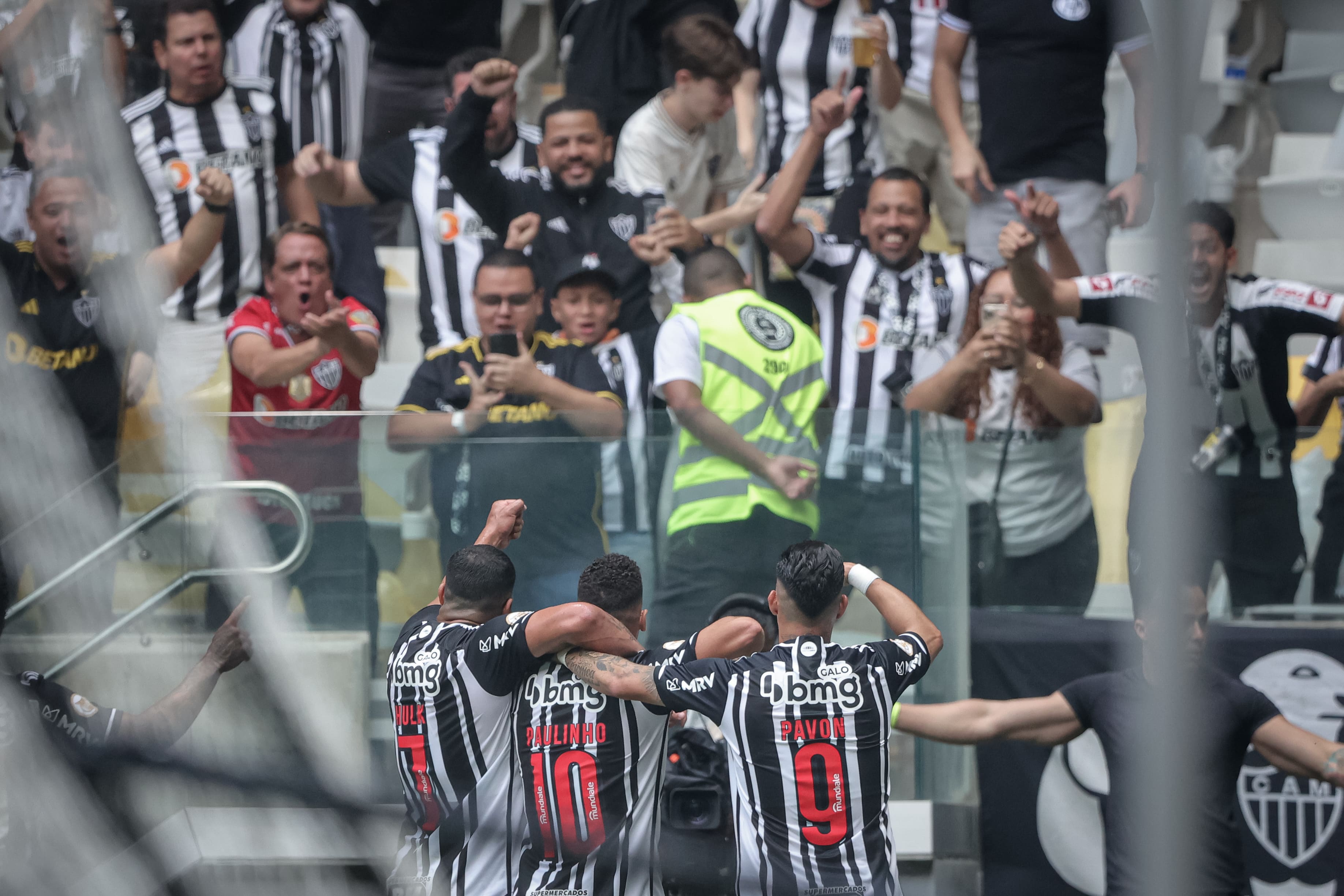 Dupla Hulk-Paulinho completa a festa do Atl&eacute;tico-MG na estreia da Arena MRV