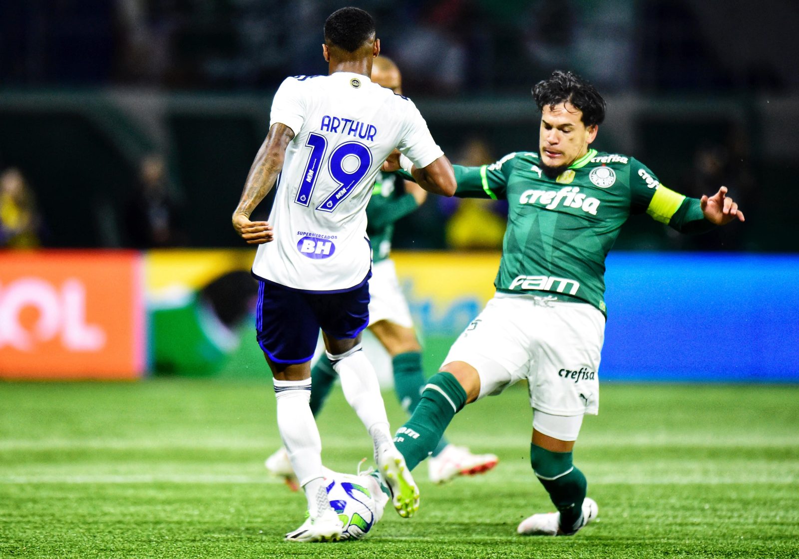 Arthur Gomes, do Cruzeiro, e Gustavo G&oacute;mez, do Palmeiras, disputam bola em partida do Brasileir&atilde;o