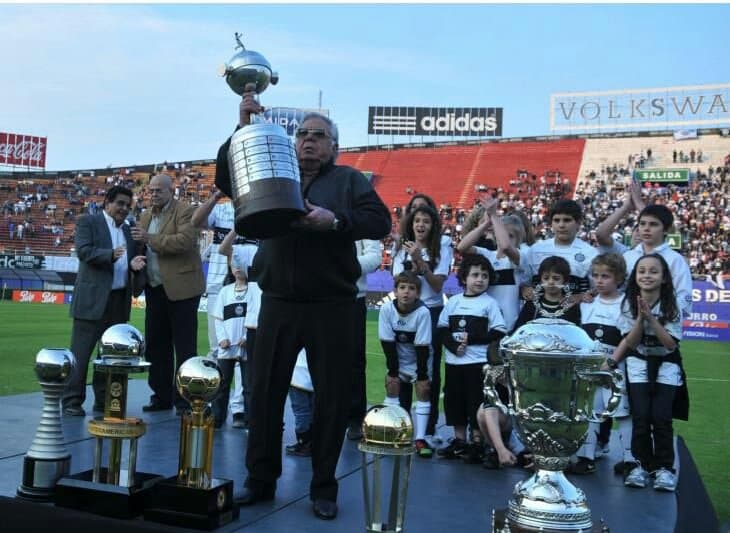 Osvaldo Dom&iacute;nguez Dibb e a ta&ccedil;a da Libertadores de 2002, a terceira do Olimpia: todas foram conquistadas com ele como presidente - Foto: Reprodu&ccedil;&atilde;o/Twitter