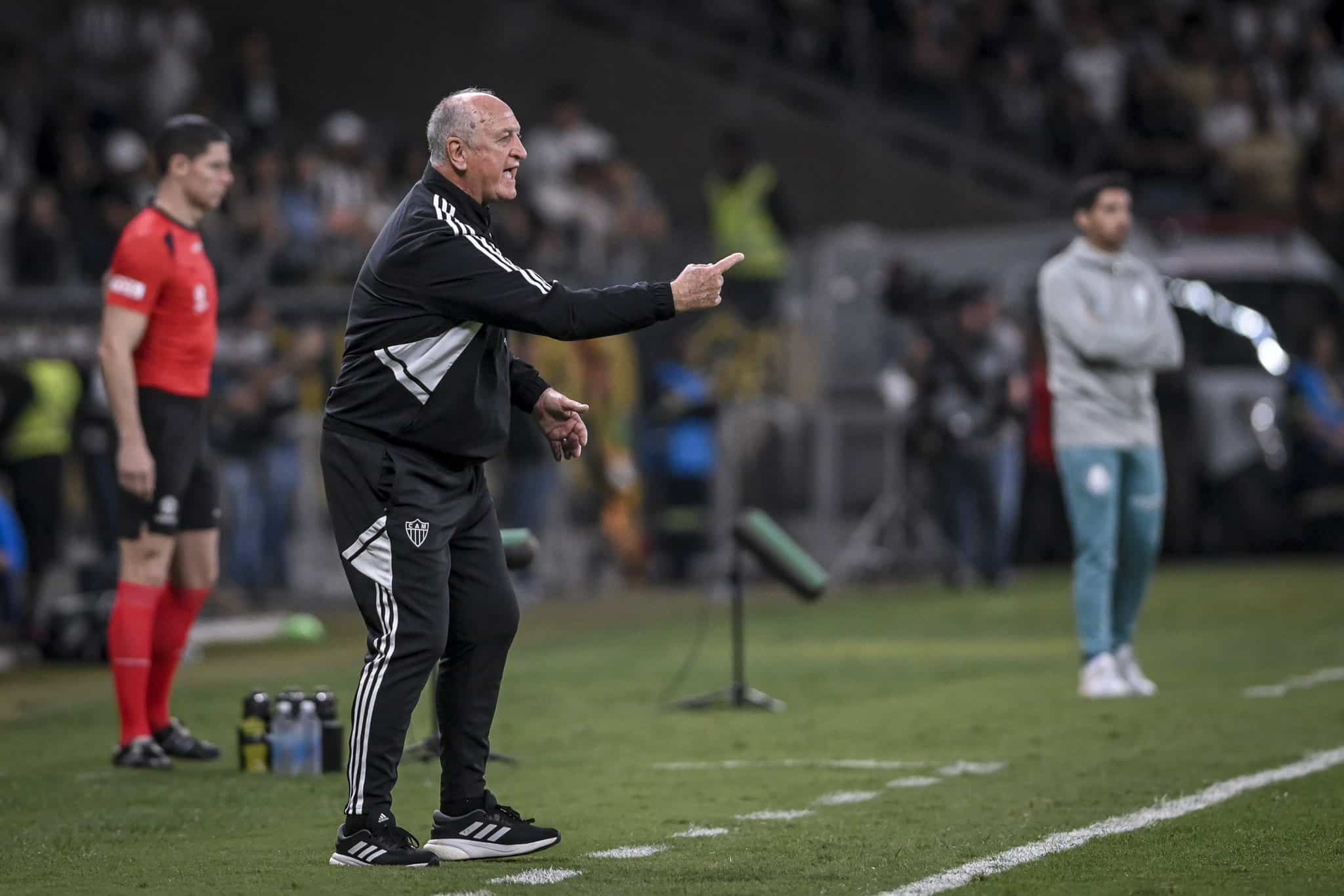 Felip&atilde;o treinador do Atl&eacute;tico-MG, com Abel Ferreira, t&eacute;cnico do Palmeiras, ao fundo