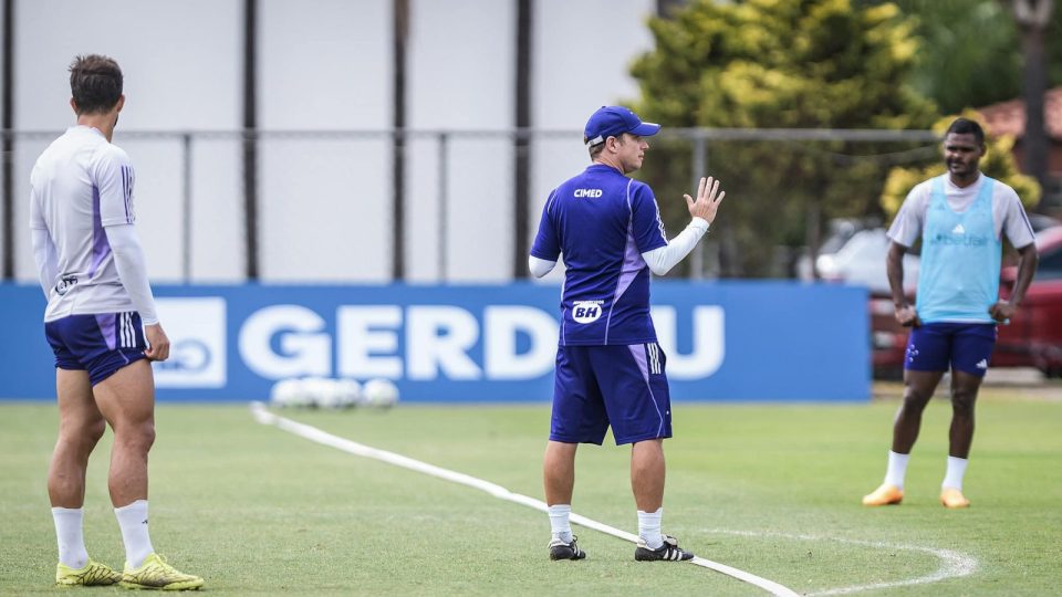 Cruzeiro chega em fim de semana decisivo sem técnico e com dúvidas