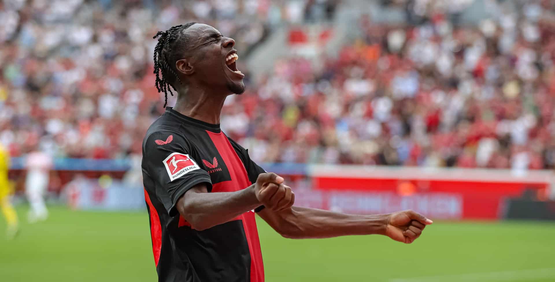 Frimpong comemora gol pelo Bayer Leverkusen 