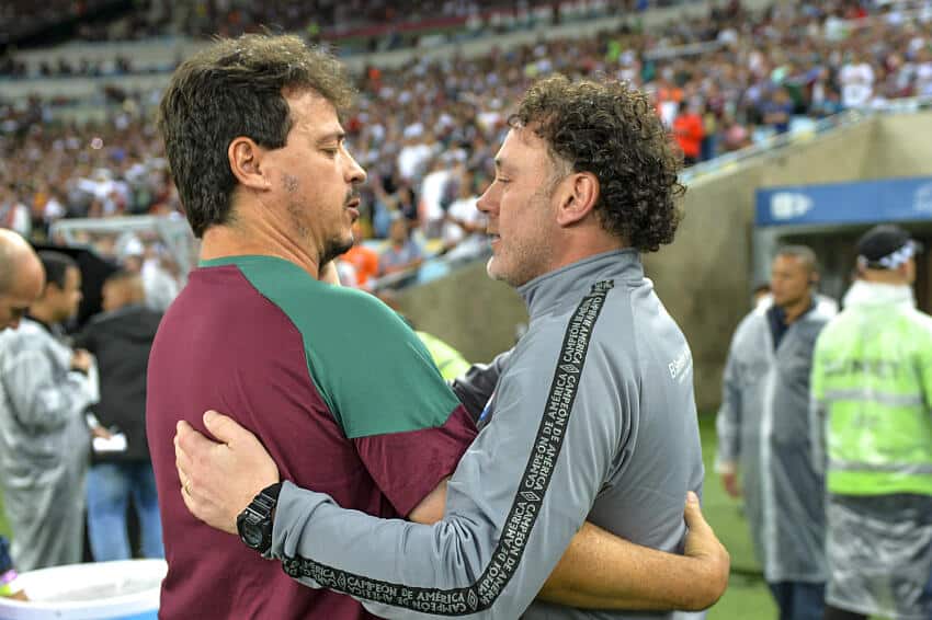 Gabriel Milito e Fernando Diniz confraternizam em Fluminense x Argentinos Juniors, pela Copa Libertadores