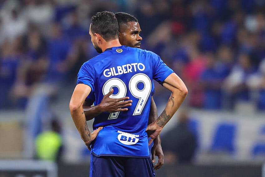Gilberto, do Cruzeiro, sendo consolado por Nik&atilde;o