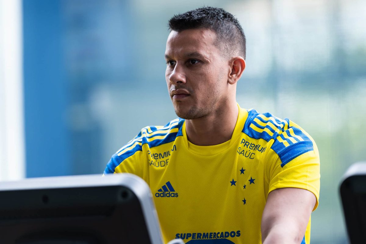 Cruzeiro rescinde com Henrique e se afasta ainda mais do passado