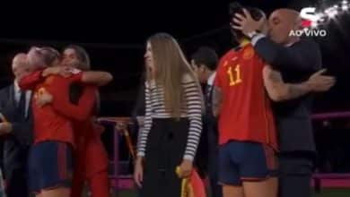 Meia da Espanha leva beijo de cartola em premia&ccedil;&atilde;o e diz: &ldquo;N&atilde;o gostei&rdquo;