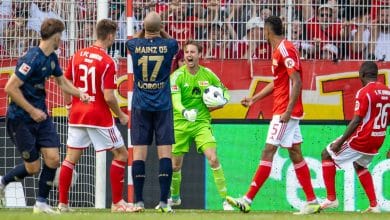 R&ouml;nnow pegou dois p&ecirc;naltis na &oacute;tima estreia do Union Berlim, com goleada