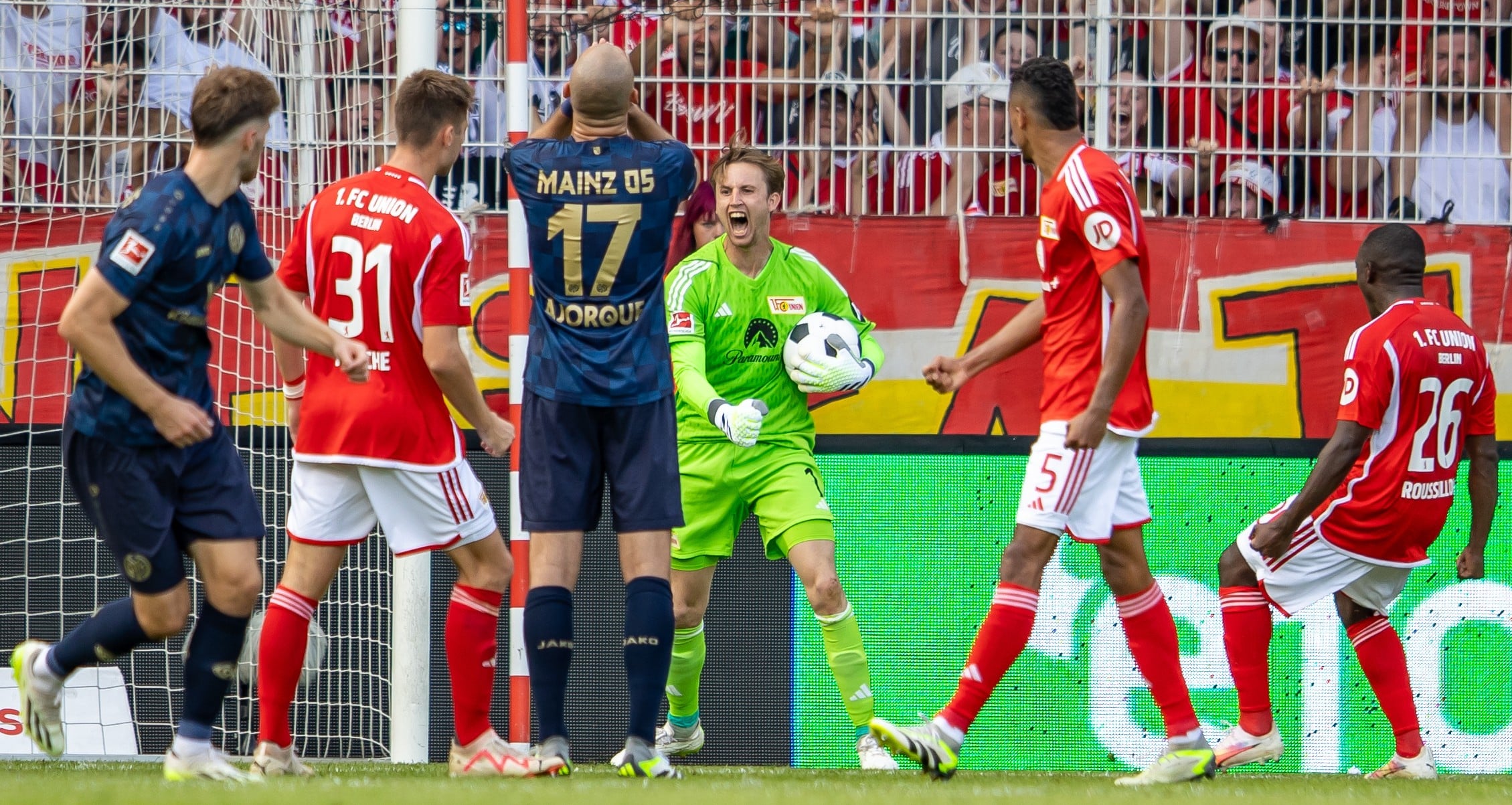 R&ouml;nnow pegou dois p&ecirc;naltis na &oacute;tima estreia do Union Berlim, com goleada