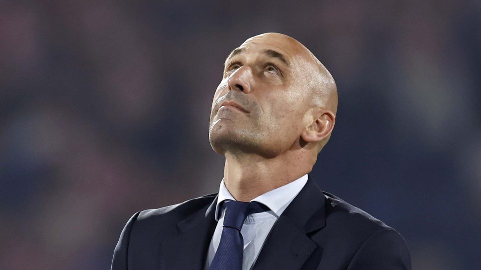 Fifa faz o básico e Rubiales está banido por 3 anos por beijo forçado em Hermoso — que fique a lição para todos