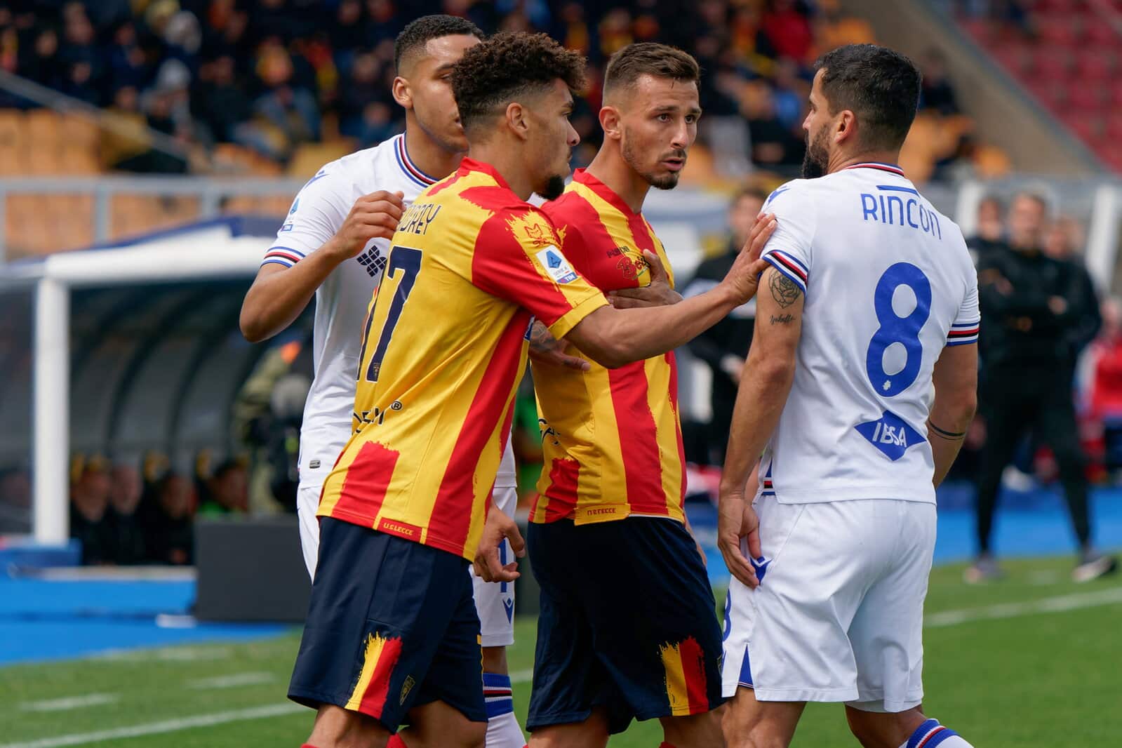 Rincon encarando os advers&aacute;rios