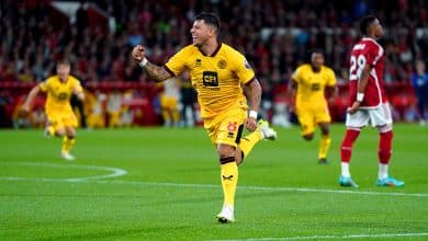 Apesar da derrota, Gustavo Hamer estreou na Premier League com um gol bel&iacute;ssimo