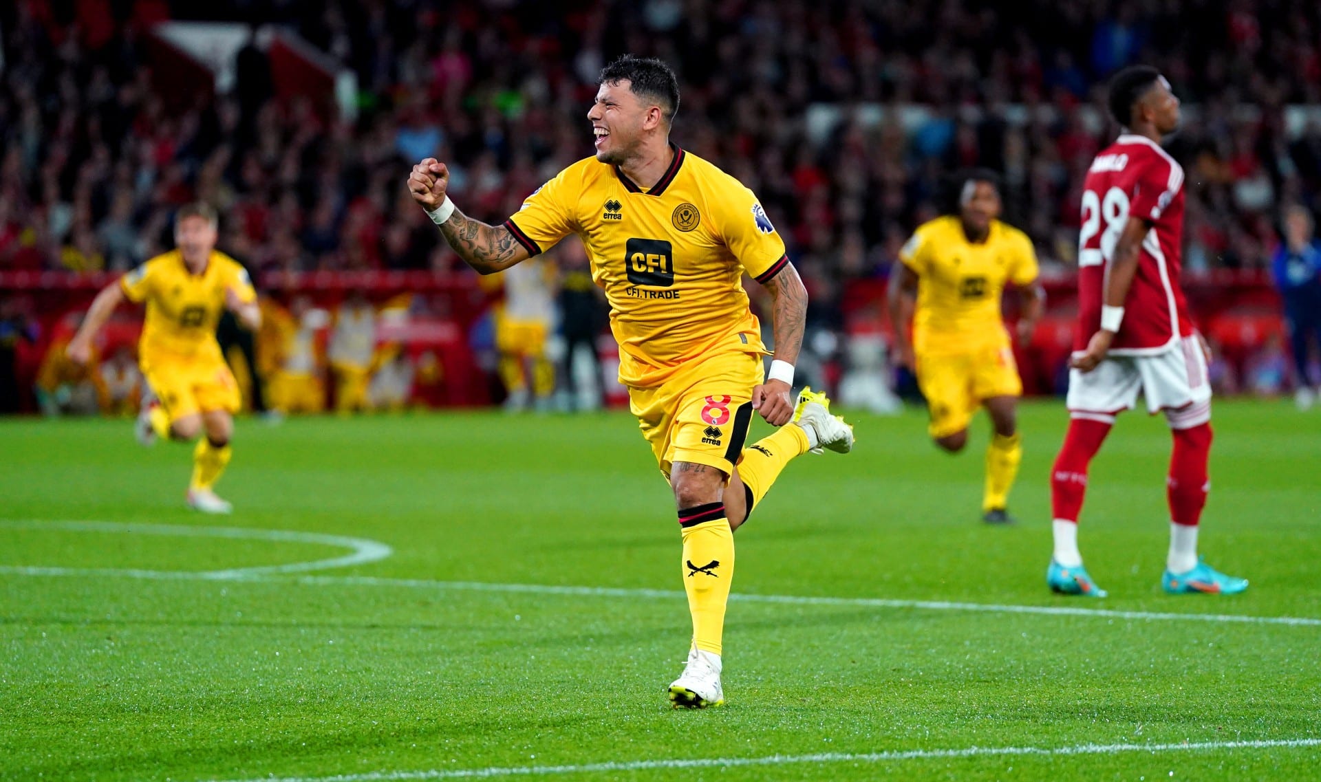 Apesar da derrota, Gustavo Hamer estreou na Premier League com um gol bel&iacute;ssimo