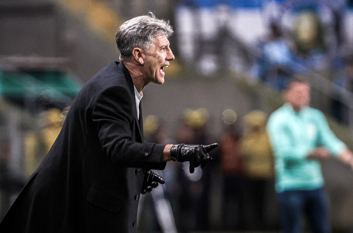 Gr&ecirc;mio fecha ciclo de contrata&ccedil;&otilde;es, mas teme perder titulares do elenco