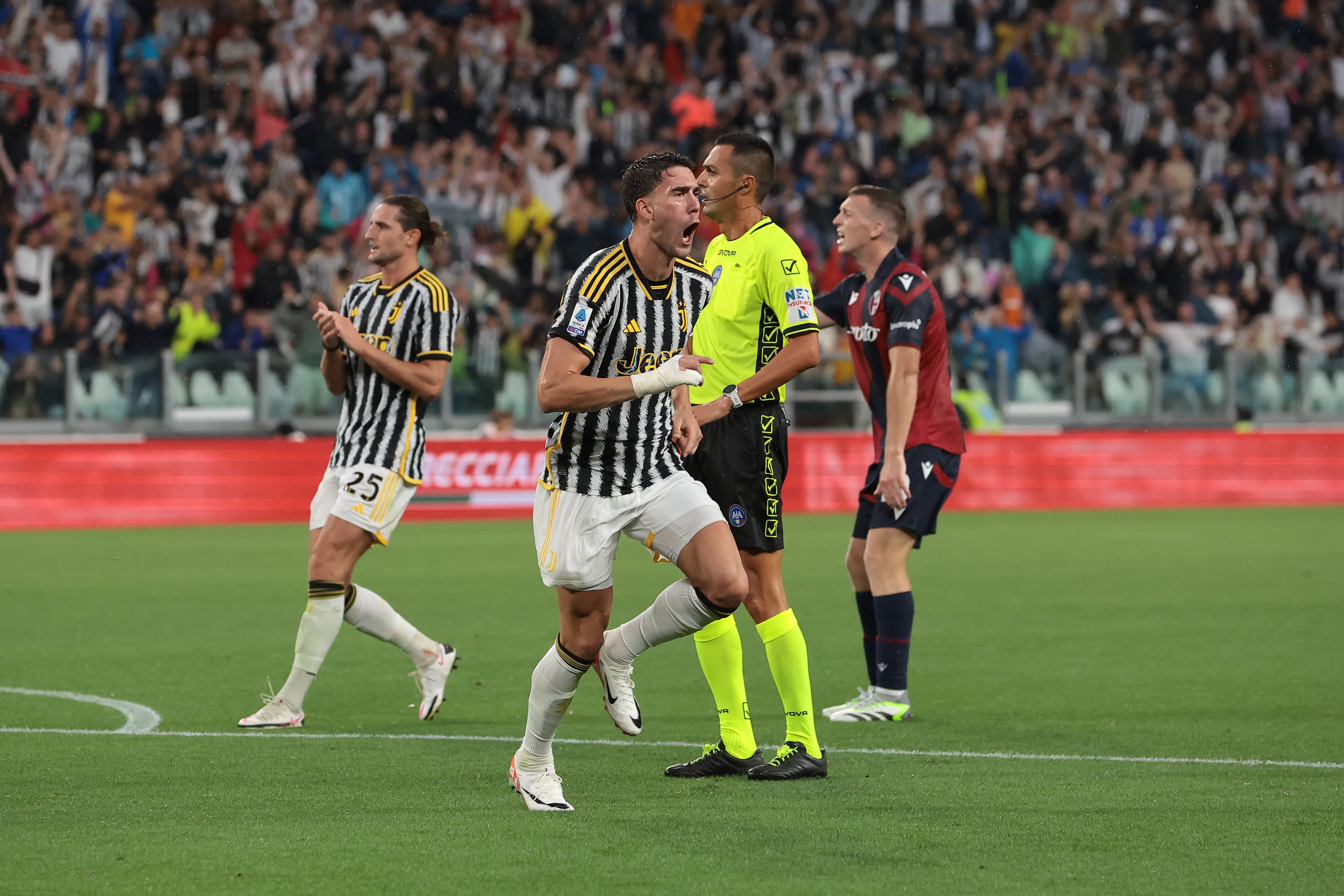 Oportunismo de Vlahovic e arbitragem pol&ecirc;mica garantem empate da Juventus frente ao Bologna