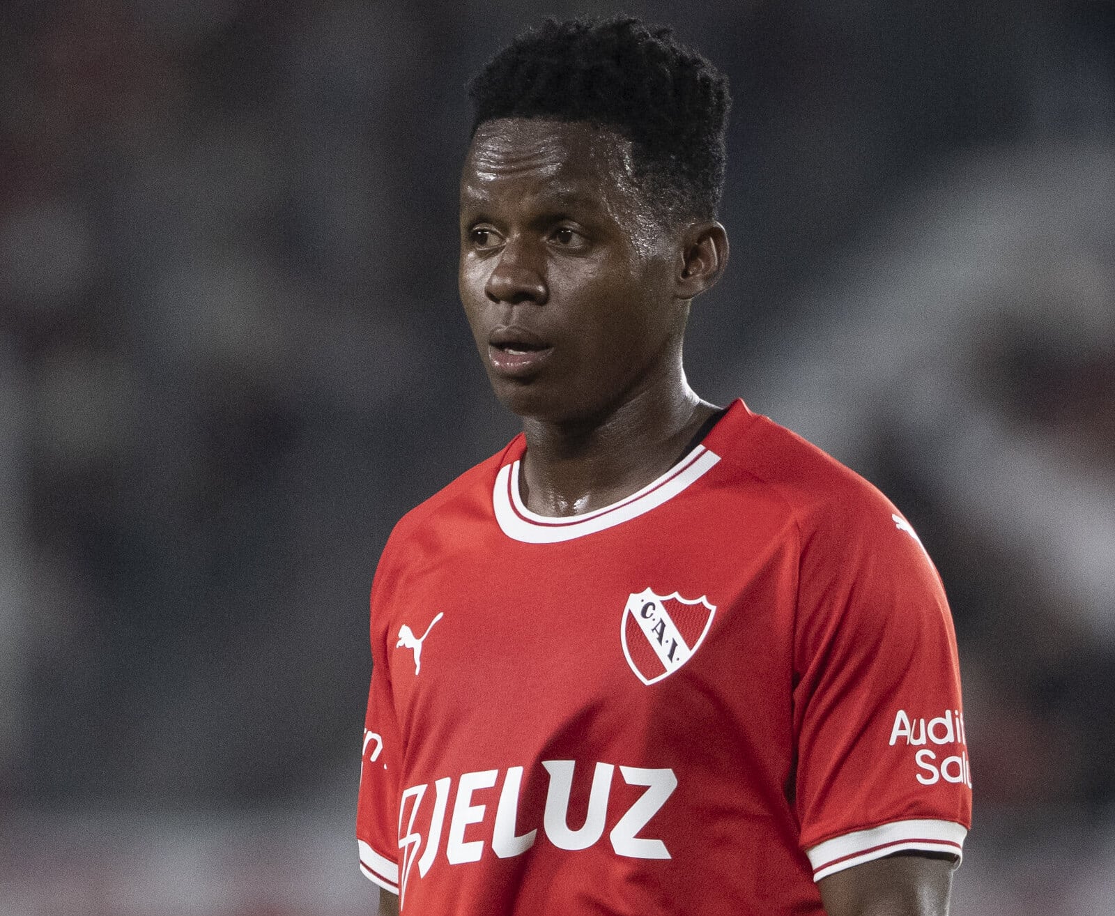 Juan Cazares com a camisa do Independiente