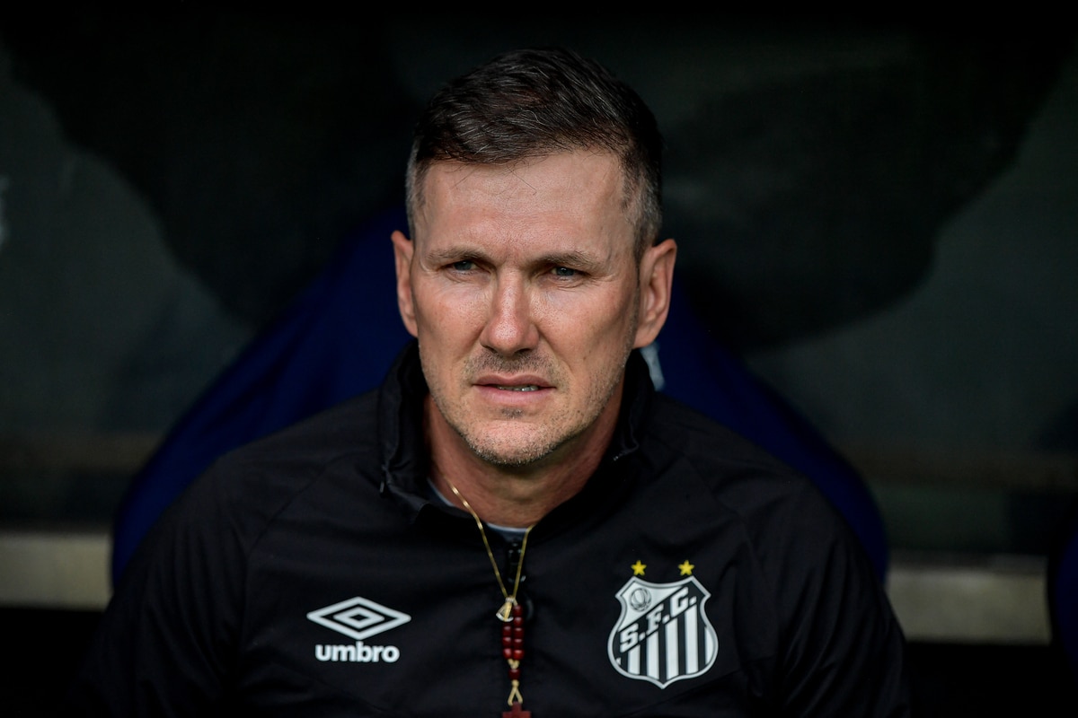 &lsquo;Pavor pelo bal&oacute;n&rsquo;: com Turra, Santos &eacute; o 2&ordm; com menos posse de bola no Brasileir&atilde;o