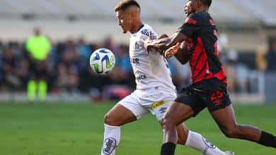 Marcos Leonardo marca nos acr&eacute;scimos e salva o Santos da derrota para o Athletico-PR