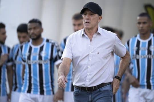 Gr&ecirc;mio faz diagn&oacute;stico de problemas e pode ter mudan&ccedil;as contra o Fluminense