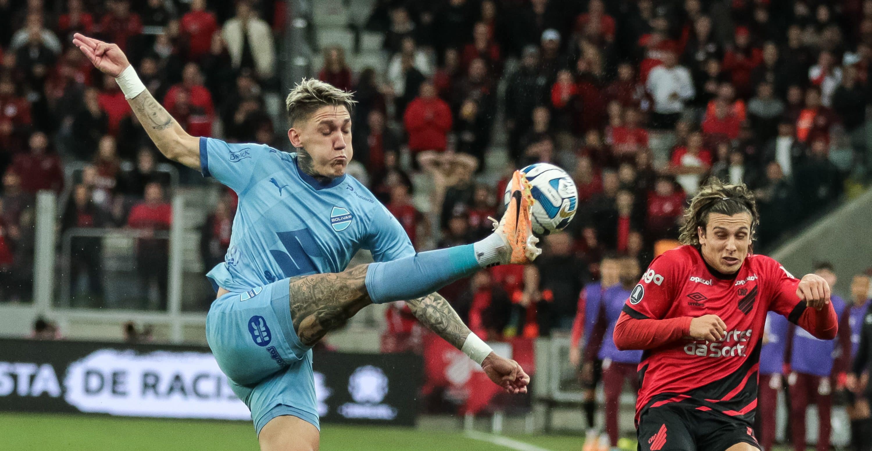 O Bol&iacute;var sobreviveu na Baixada e, gra&ccedil;as aos p&ecirc;naltis, tirou o Furac&atilde;o da Libertadores