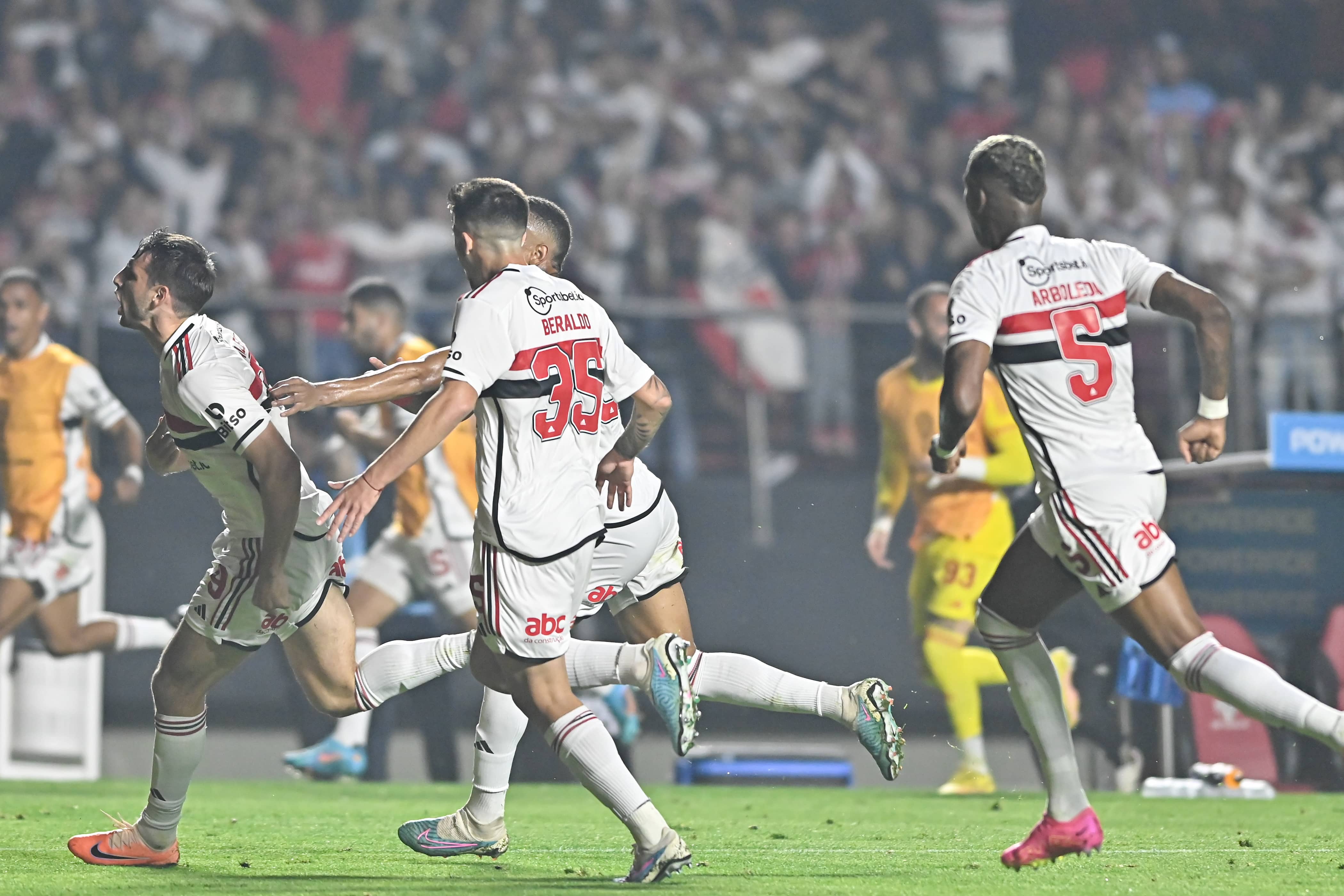 S&atilde;o Paulo segue cartilha de uma &ldquo;noite de Copa&rdquo; e avan&ccedil;a na Sul-Americana