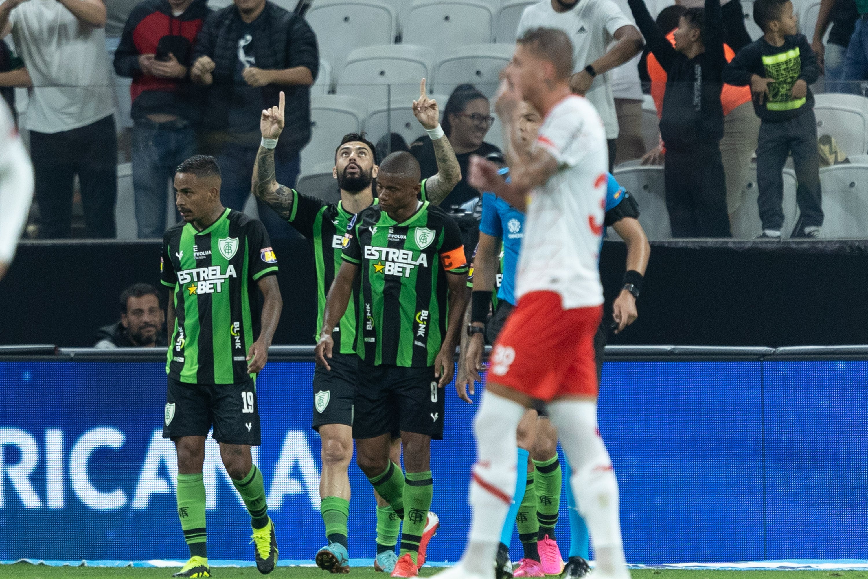 Em jogo eletrizante, Am&eacute;rica-MG elimina Bragantino nos p&ecirc;naltis e segue na Sul-Americana