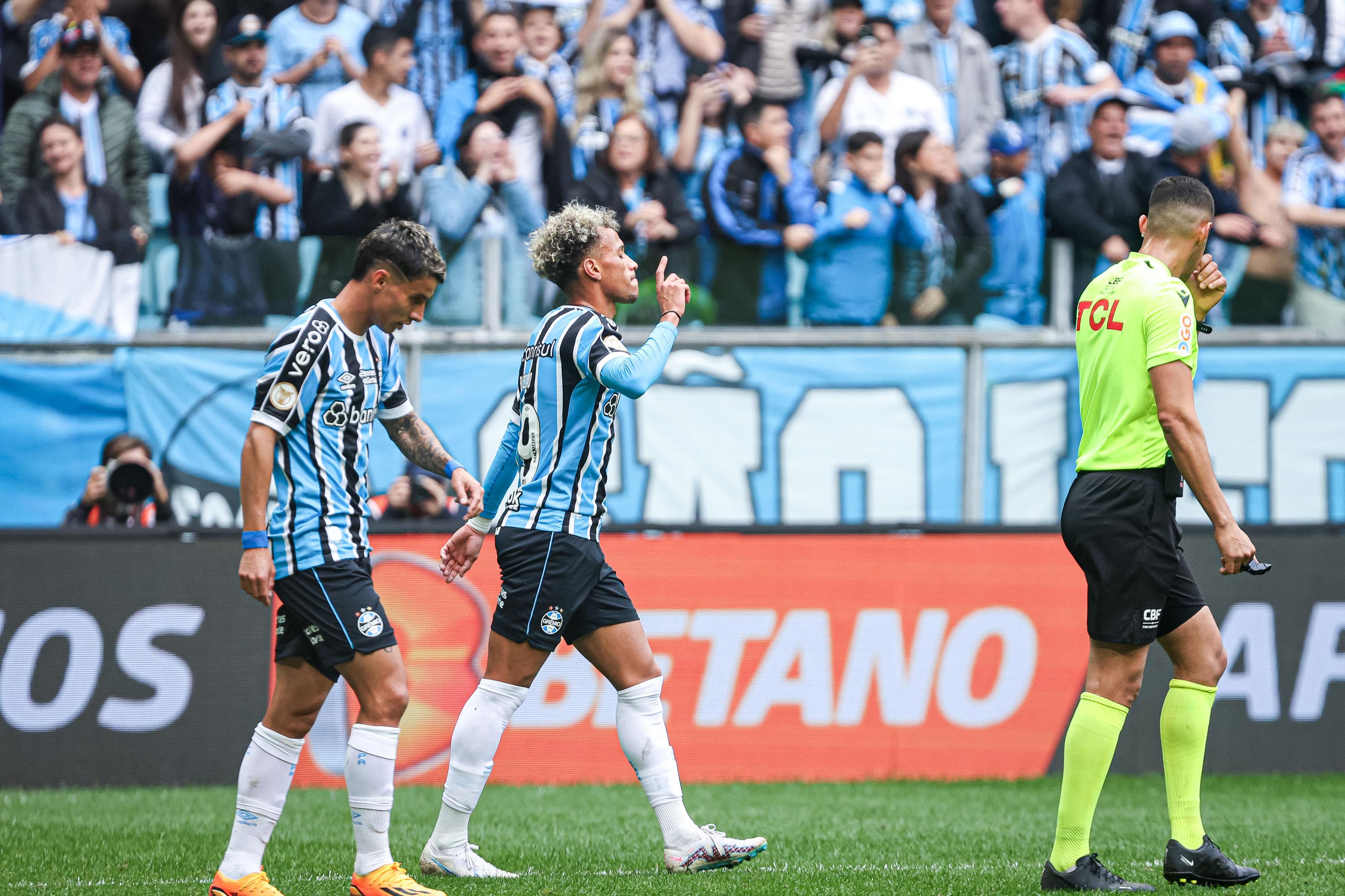 Gr&ecirc;mio aproveita dupla falha da defesa do Fluminense e vence de virada &agrave;s v&eacute;speras da decis&atilde;o