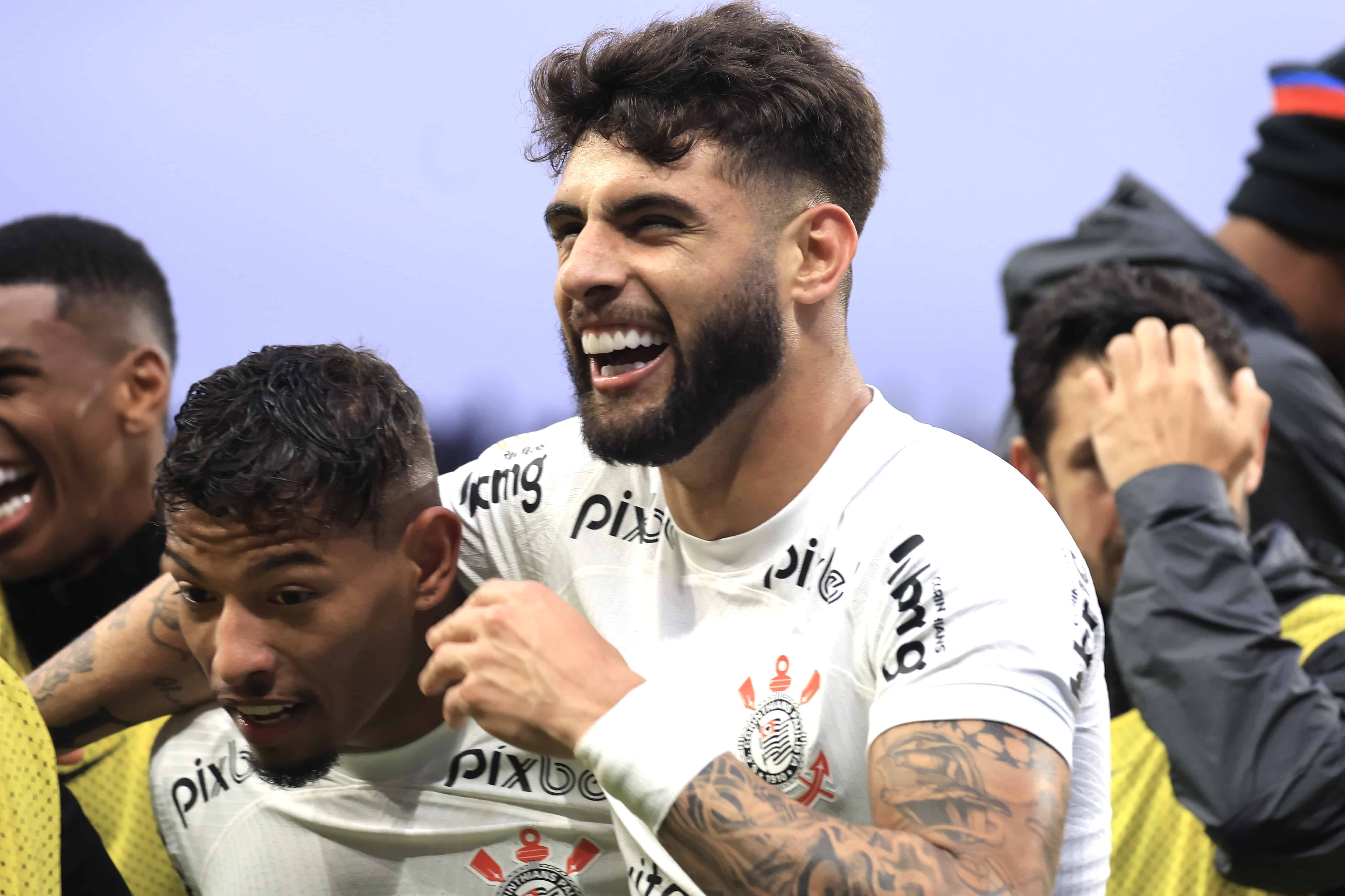 Corinthians vira sobre o Coritiba e chega a 11&ordm; jogo invicto